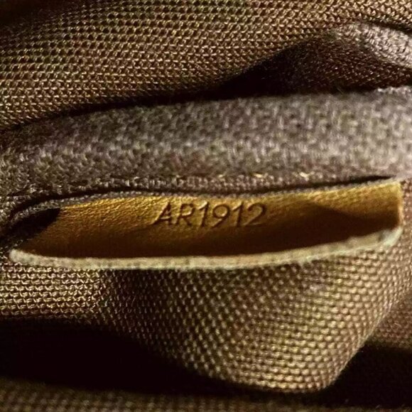 100% Authentic LOUIS VUITTON Saumur 30 Monogram Shoulder Bag 555-100824 - Picture 13 of 14